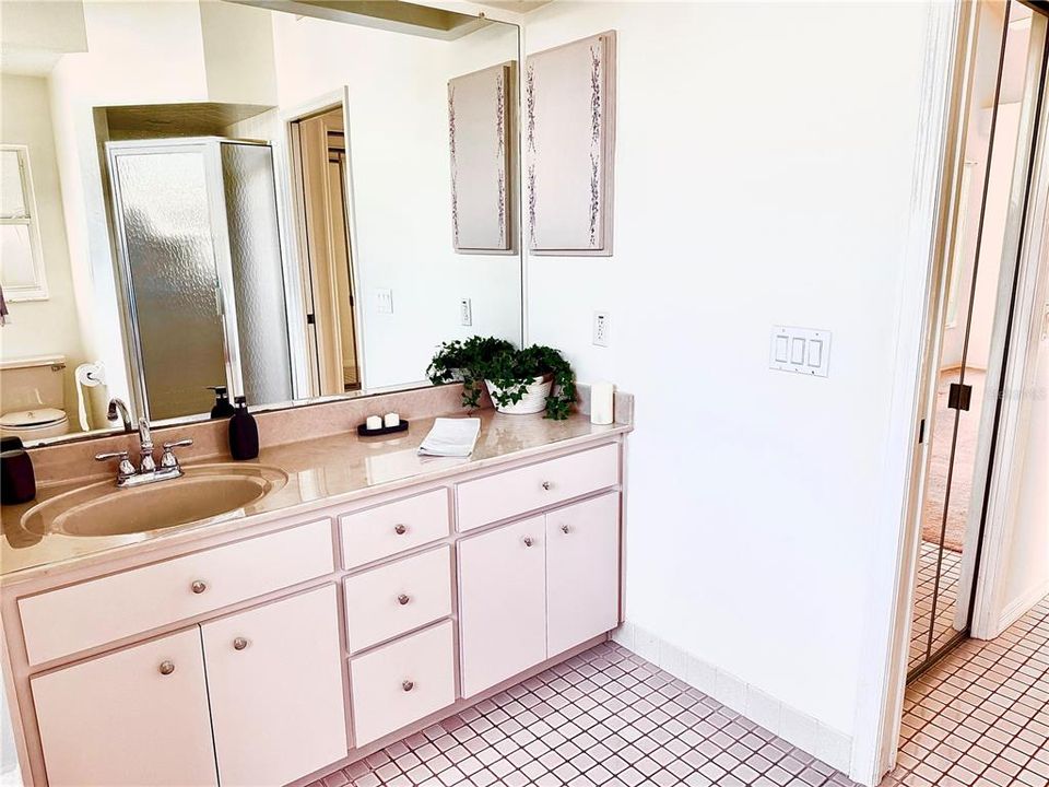 Activo con contrato: $240,000 (3 camas, 2 baños, 1755 Pies cuadrados)