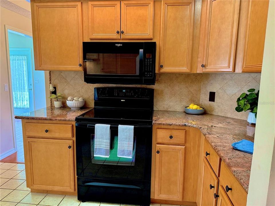 Activo con contrato: $240,000 (3 camas, 2 baños, 1755 Pies cuadrados)