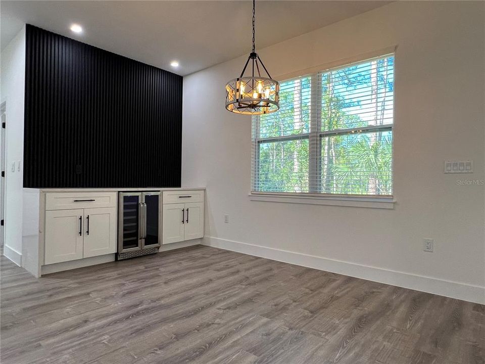 Под контрактом: $579,000 (4 спален, 2 ванн, 2013 Квадратных фут)