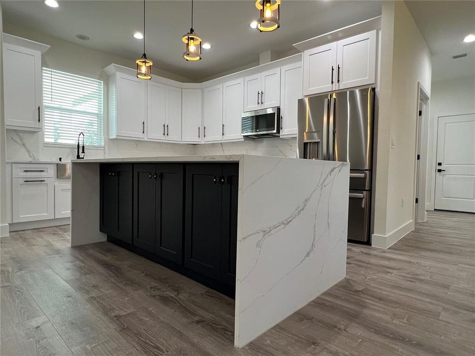 Под контрактом: $579,000 (4 спален, 2 ванн, 2013 Квадратных фут)