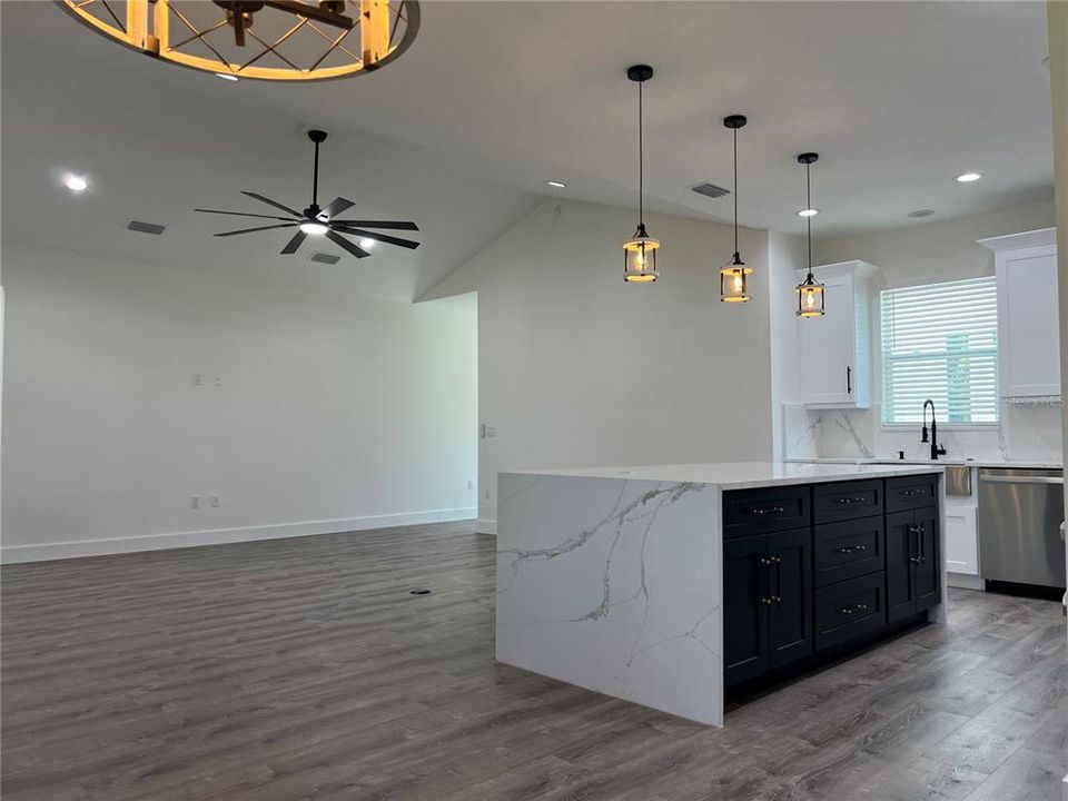 Под контрактом: $579,000 (4 спален, 2 ванн, 2013 Квадратных фут)