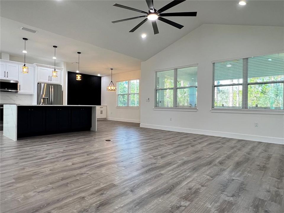 Под контрактом: $579,000 (4 спален, 2 ванн, 2013 Квадратных фут)