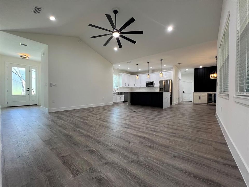 Под контрактом: $579,000 (4 спален, 2 ванн, 2013 Квадратных фут)