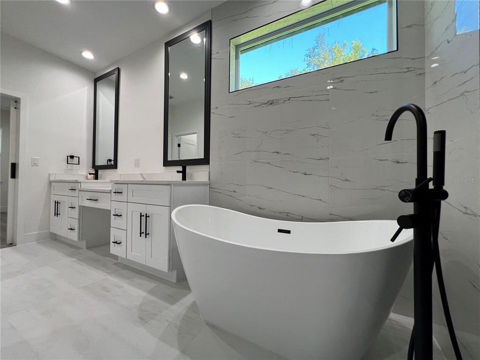 Под контрактом: $579,000 (4 спален, 2 ванн, 2013 Квадратных фут)