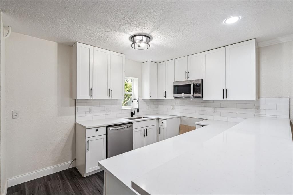 合同活跃: $280,000 (4 贝兹, 2 浴室, 1500 平方英尺)