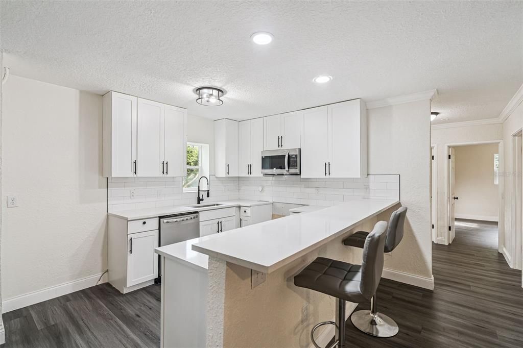 合同活跃: $280,000 (4 贝兹, 2 浴室, 1500 平方英尺)