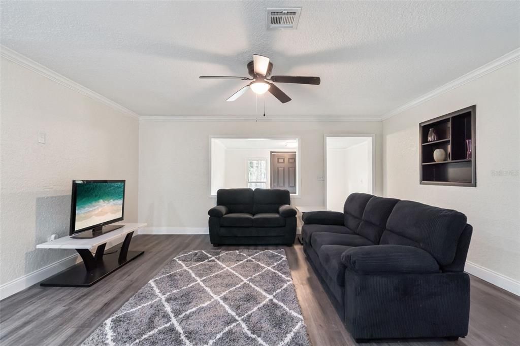 合同活跃: $280,000 (4 贝兹, 2 浴室, 1500 平方英尺)