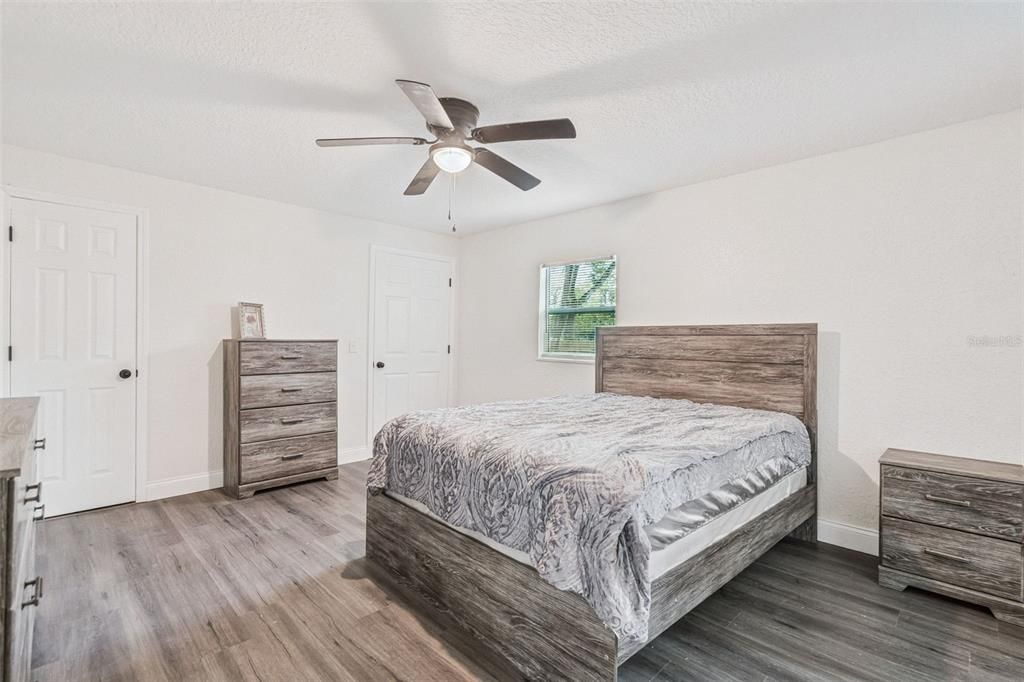 合同活跃: $280,000 (4 贝兹, 2 浴室, 1500 平方英尺)