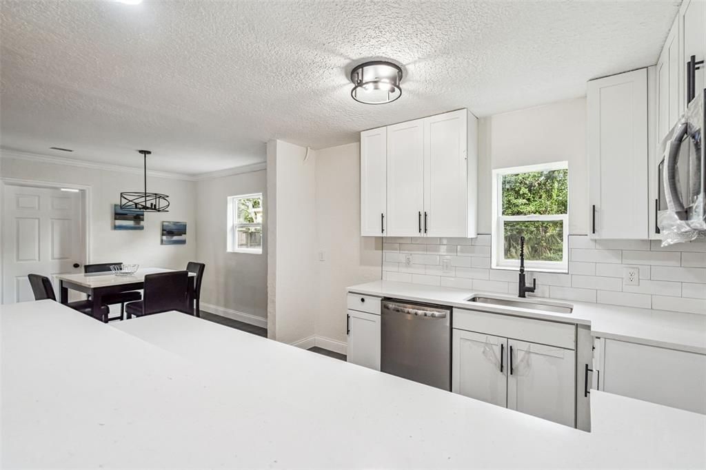 合同活跃: $280,000 (4 贝兹, 2 浴室, 1500 平方英尺)