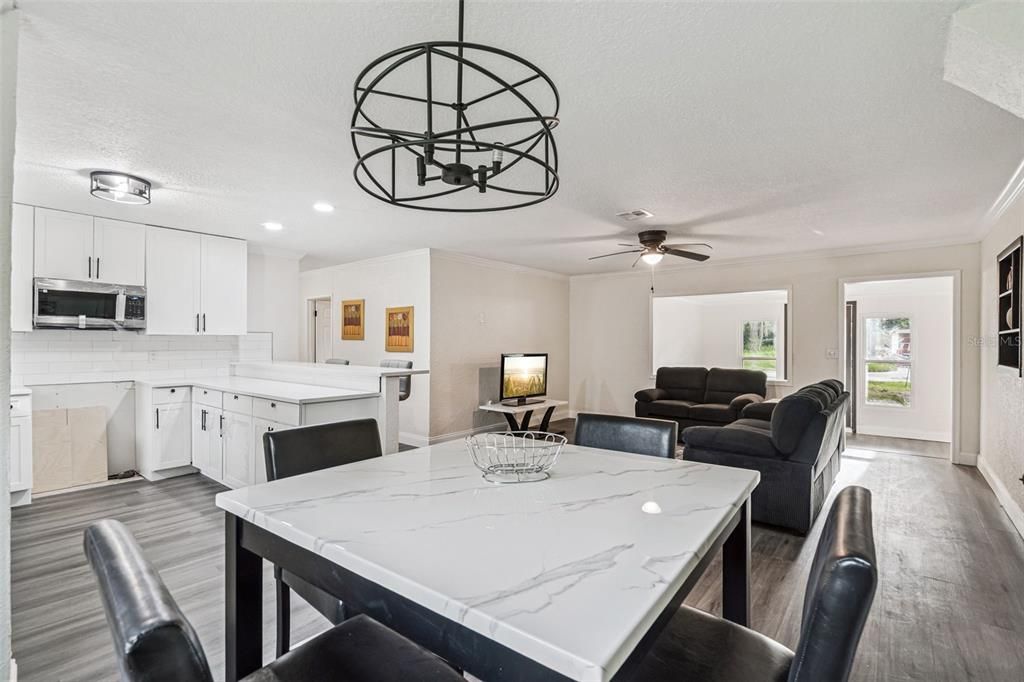 合同活跃: $280,000 (4 贝兹, 2 浴室, 1500 平方英尺)