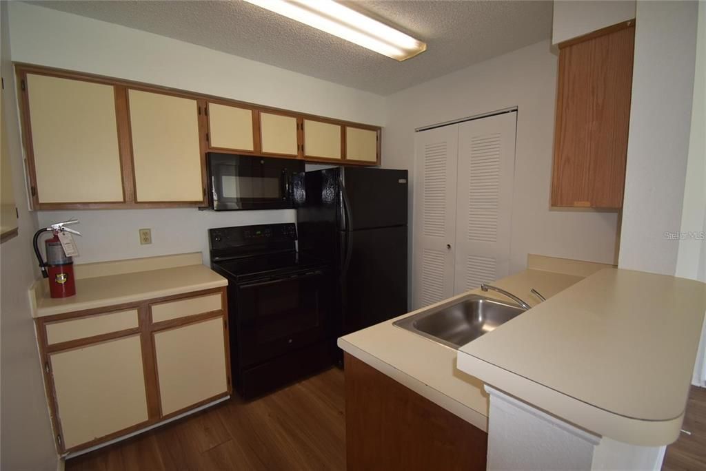 Active With Contract: $1,200 (1 beds, 1 baths, 627 Square Feet)