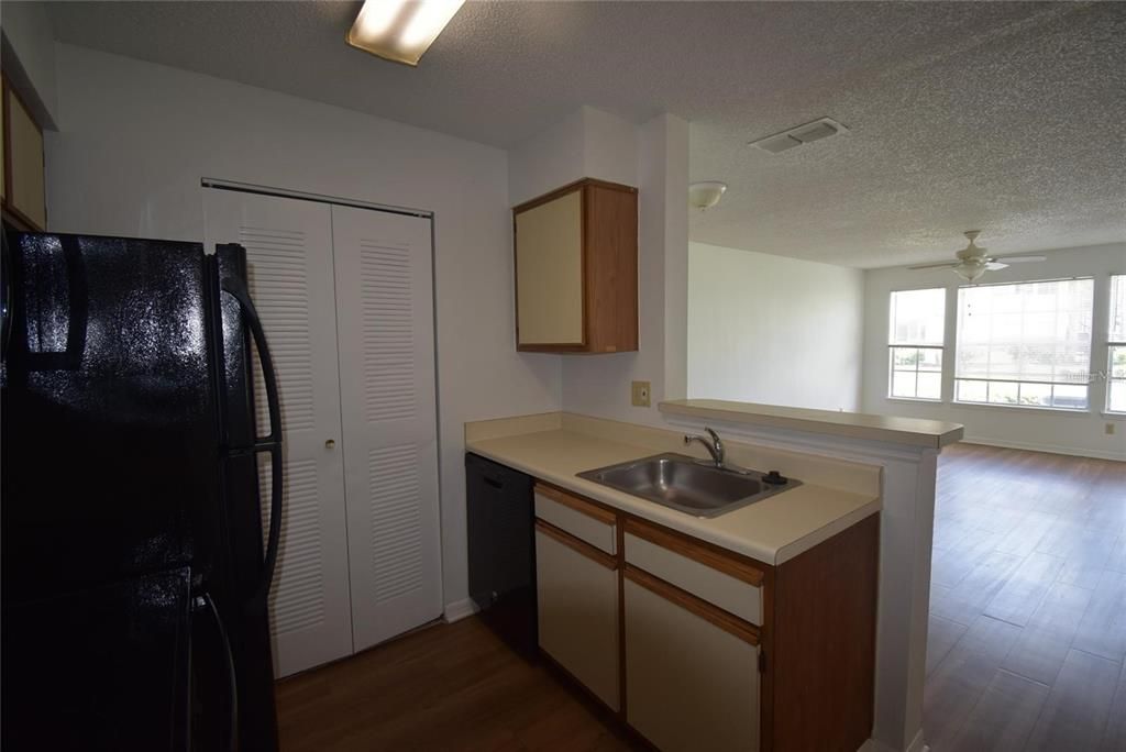 Active With Contract: $1,200 (1 beds, 1 baths, 627 Square Feet)