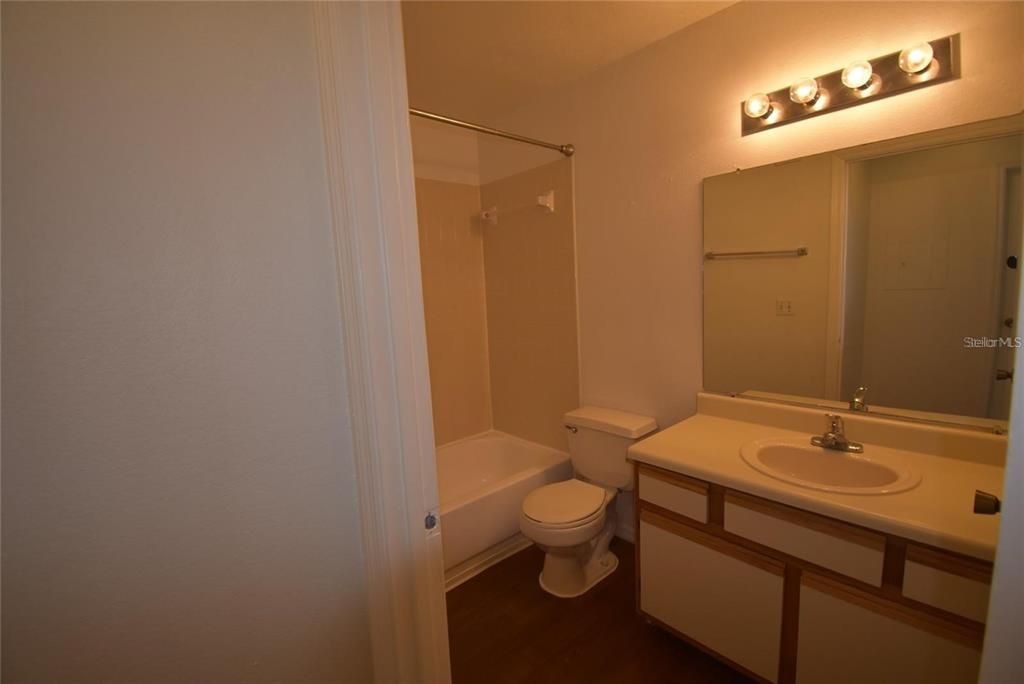 Active With Contract: $1,200 (1 beds, 1 baths, 627 Square Feet)