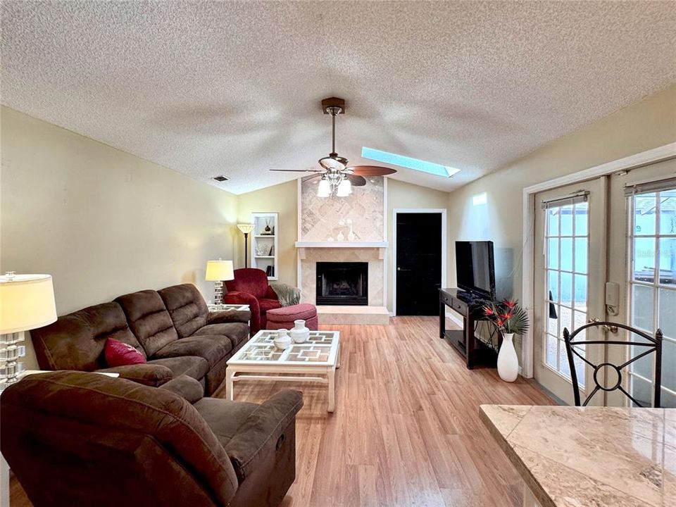 出租: $2,395 (3 贝兹, 2 浴室, 2457 平方英尺)