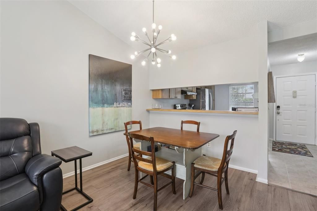 Active With Contract: $237,500 (1 beds, 1 baths, 703 Square Feet)