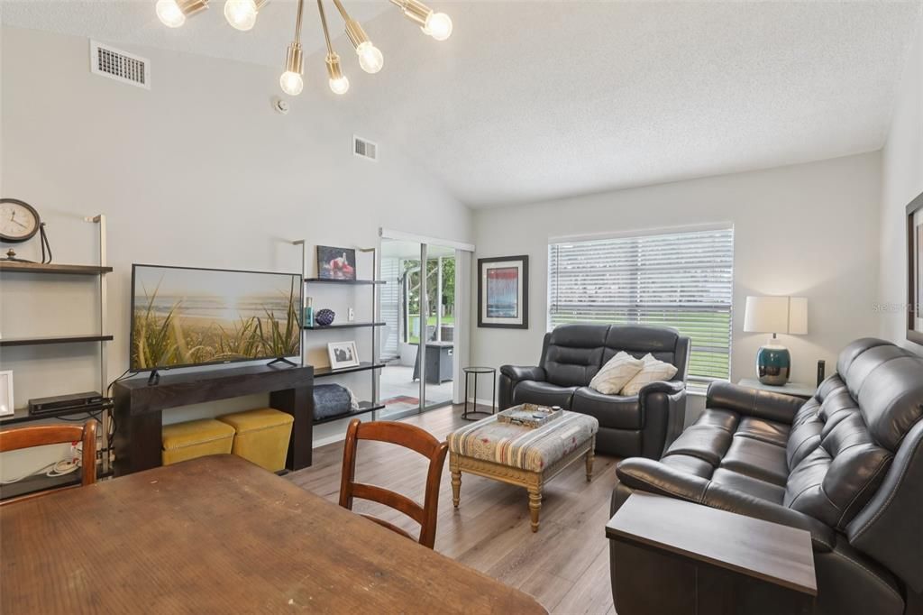 Active With Contract: $237,500 (1 beds, 1 baths, 703 Square Feet)