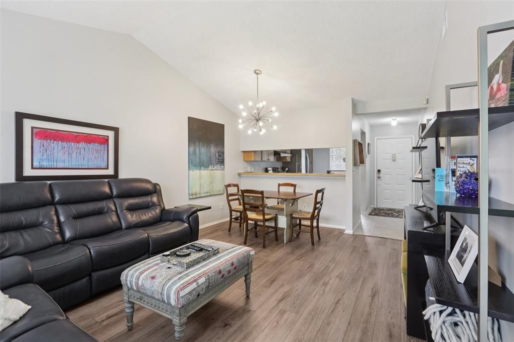 Active With Contract: $237,500 (1 beds, 1 baths, 703 Square Feet)