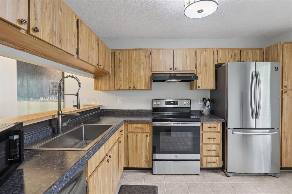 Active With Contract: $237,500 (1 beds, 1 baths, 703 Square Feet)