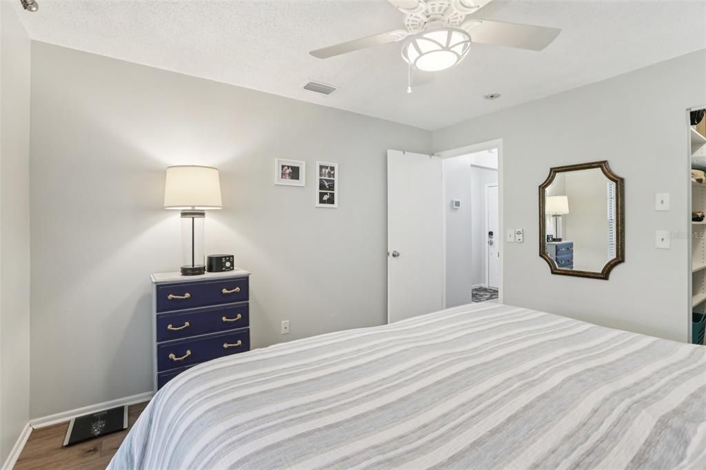 Active With Contract: $237,500 (1 beds, 1 baths, 703 Square Feet)