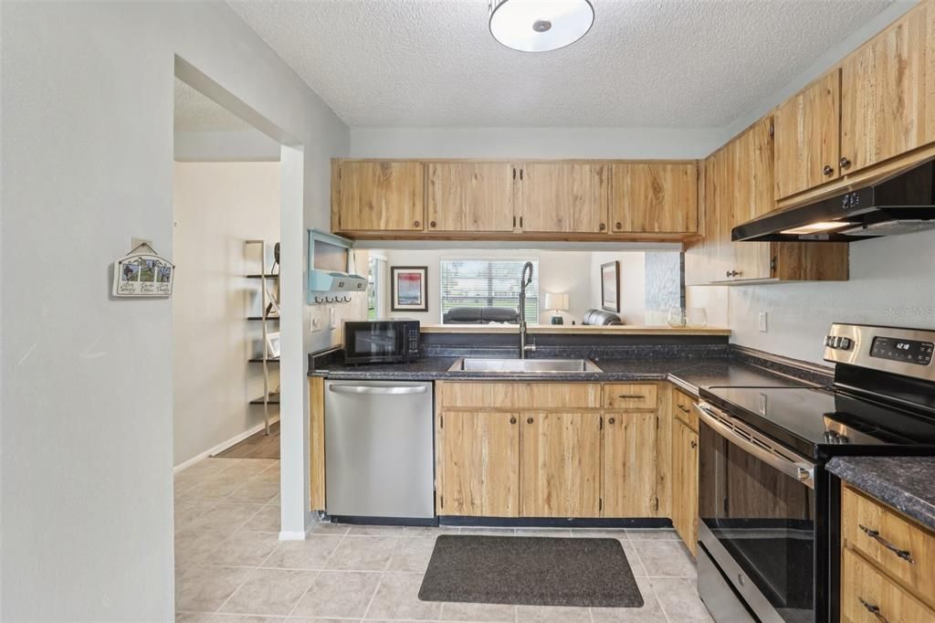 Active With Contract: $237,500 (1 beds, 1 baths, 703 Square Feet)