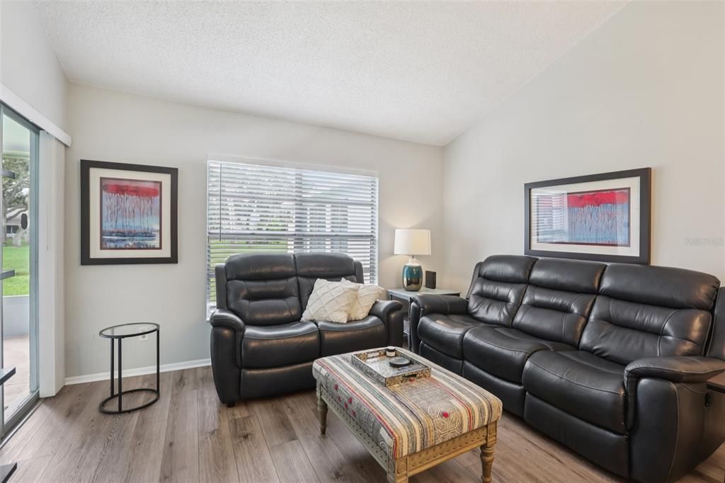 Active With Contract: $237,500 (1 beds, 1 baths, 703 Square Feet)