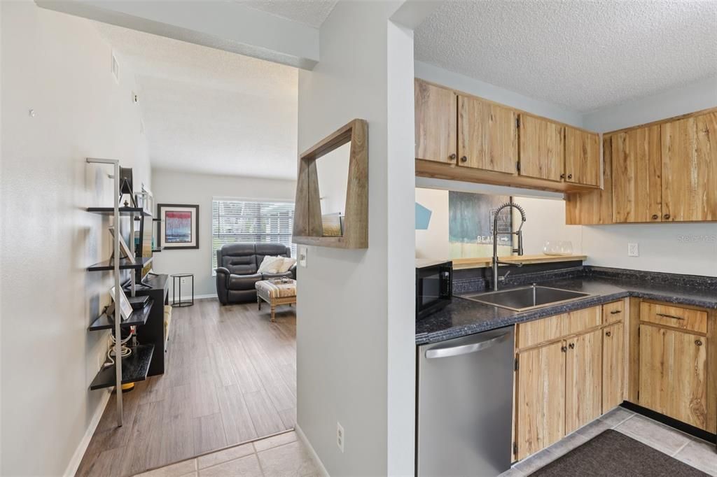 Active With Contract: $237,500 (1 beds, 1 baths, 703 Square Feet)