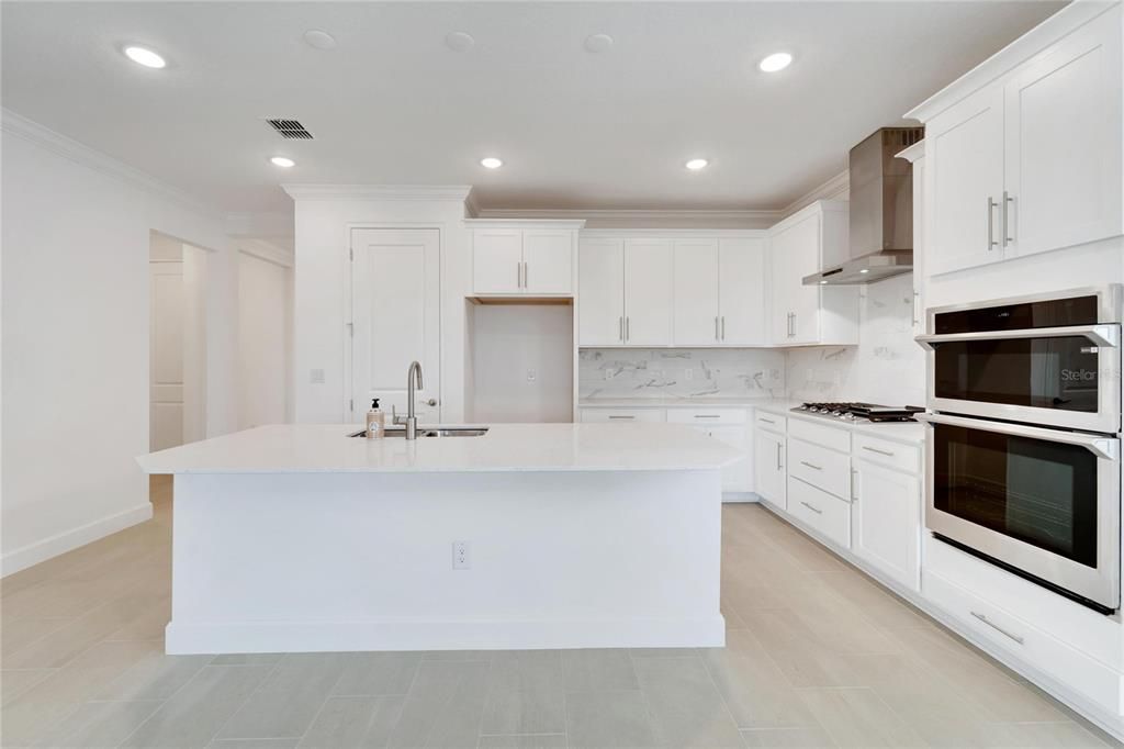 Activo con contrato: $3,200 (3 camas, 2 baños, 1964 Pies cuadrados)