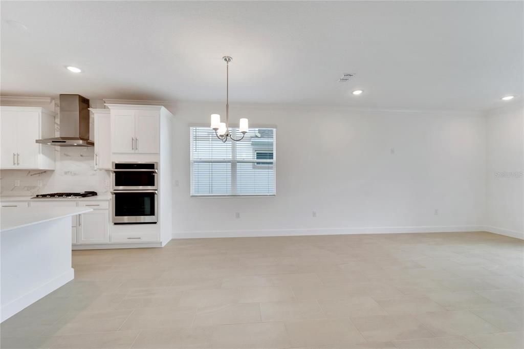 Activo con contrato: $3,200 (3 camas, 2 baños, 1964 Pies cuadrados)