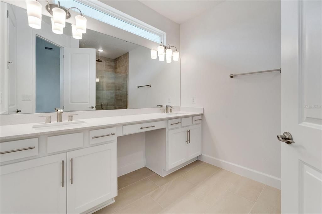 Activo con contrato: $3,200 (3 camas, 2 baños, 1964 Pies cuadrados)