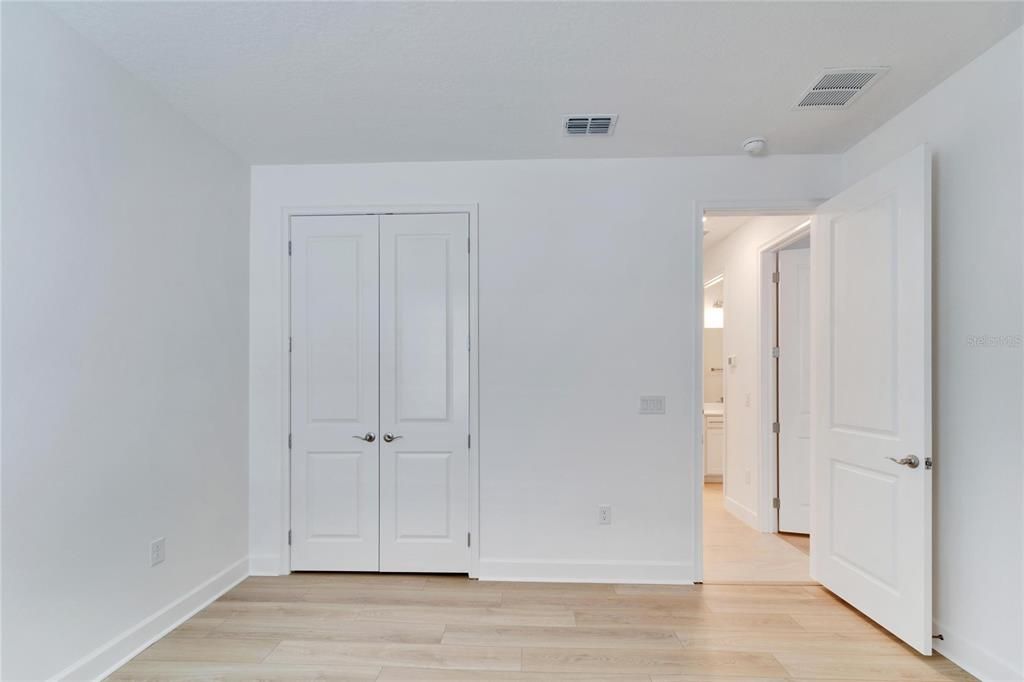 Activo con contrato: $3,200 (3 camas, 2 baños, 1964 Pies cuadrados)