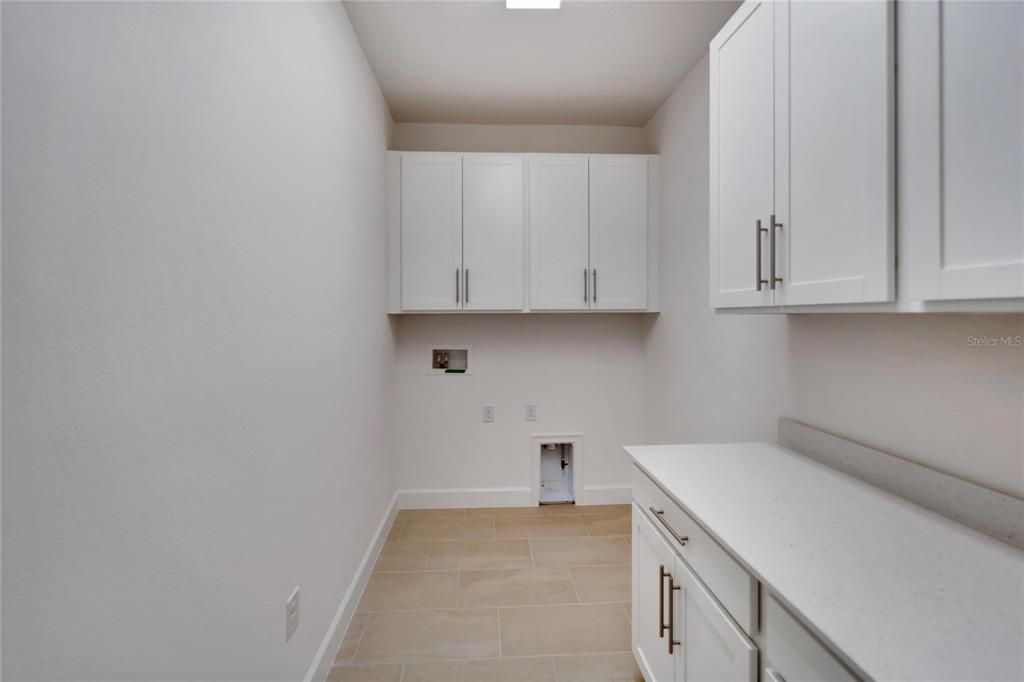 Activo con contrato: $3,200 (3 camas, 2 baños, 1964 Pies cuadrados)