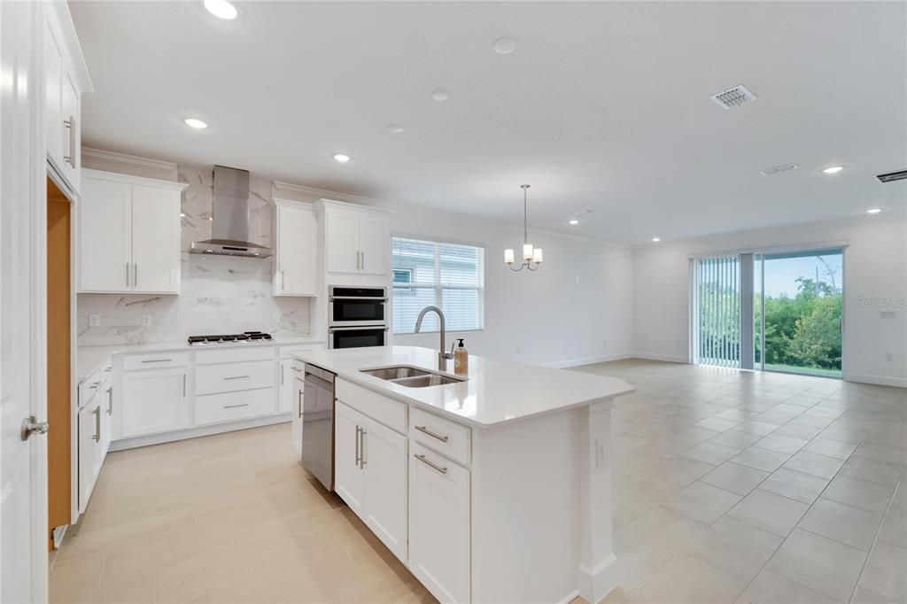 Activo con contrato: $3,200 (3 camas, 2 baños, 1964 Pies cuadrados)