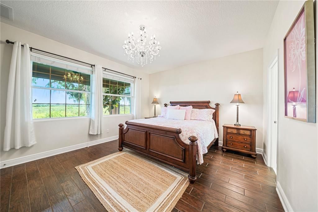 合同活跃: $899,000 (5 贝兹, 3 浴室, 2843 平方英尺)