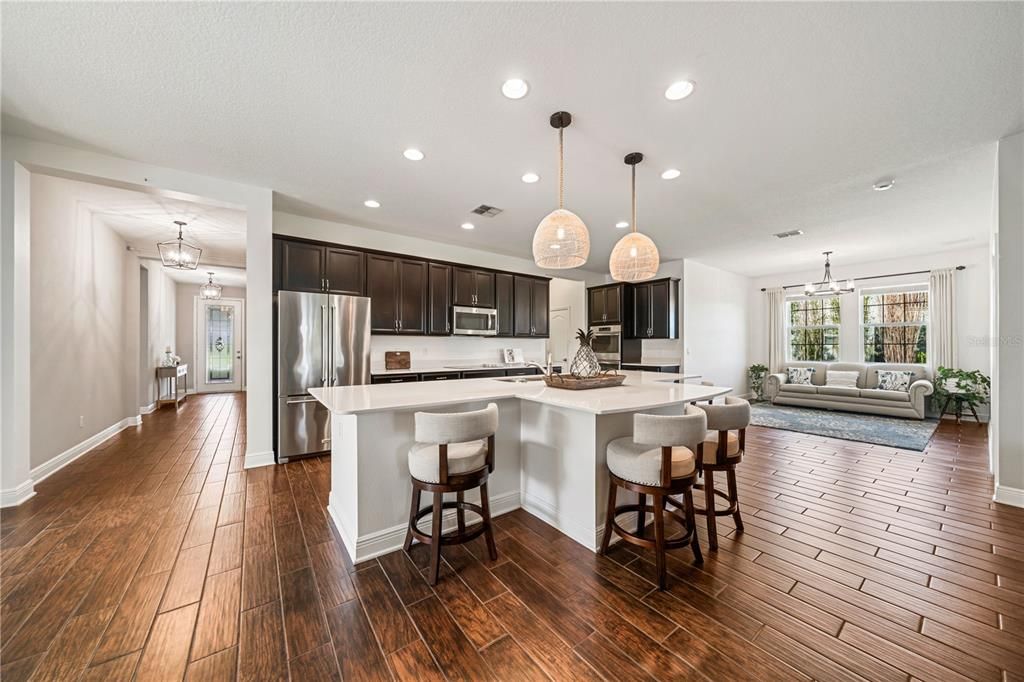 合同活跃: $899,000 (5 贝兹, 3 浴室, 2843 平方英尺)