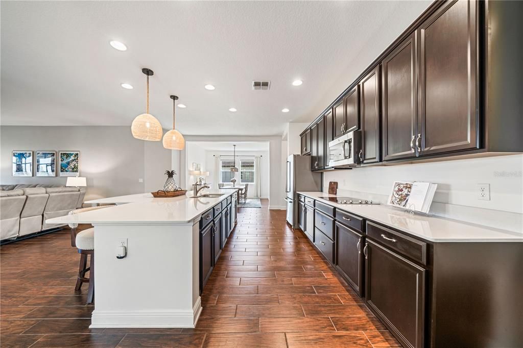 合同活跃: $899,000 (5 贝兹, 3 浴室, 2843 平方英尺)