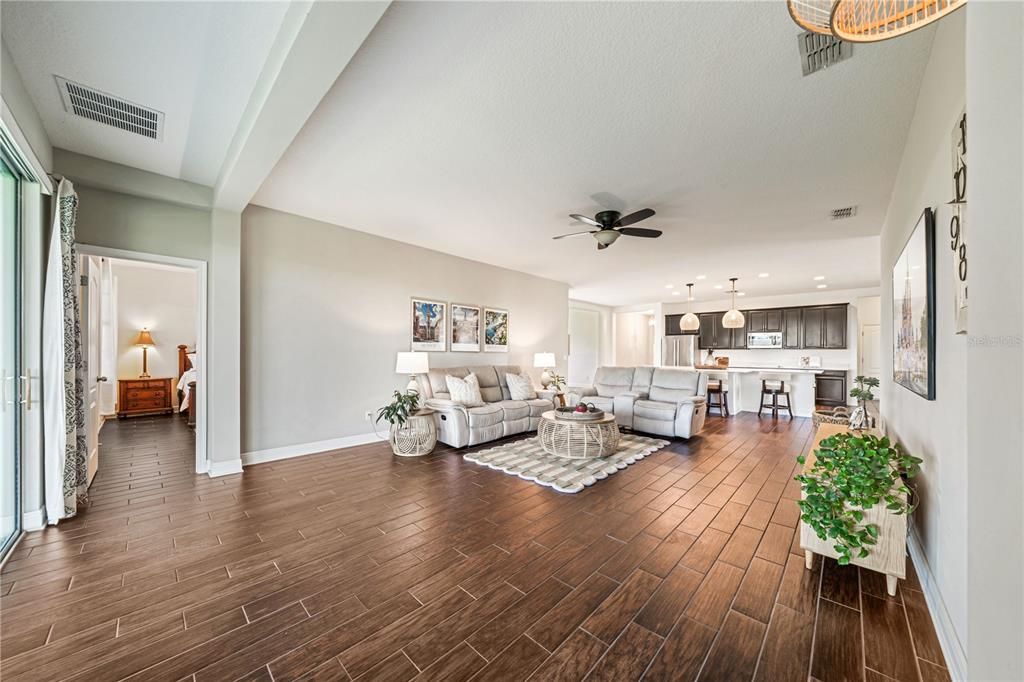 合同活跃: $899,000 (5 贝兹, 3 浴室, 2843 平方英尺)