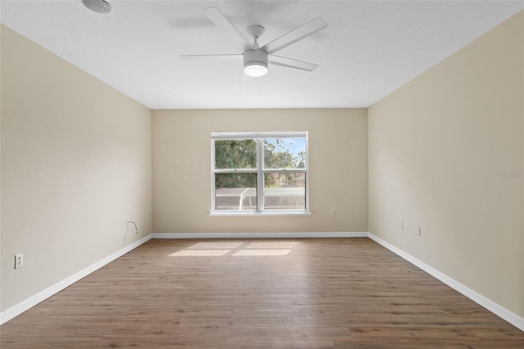 Activo con contrato: $425,000 (4 camas, 2 baños, 2248 Pies cuadrados)