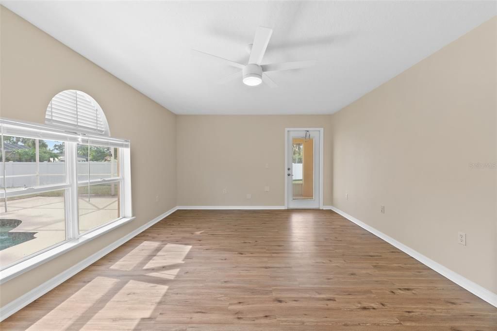 Activo con contrato: $425,000 (4 camas, 2 baños, 2248 Pies cuadrados)