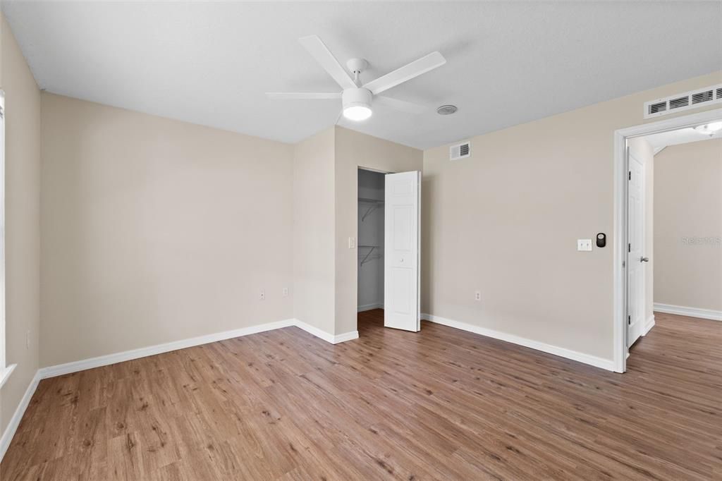 Activo con contrato: $425,000 (4 camas, 2 baños, 2248 Pies cuadrados)