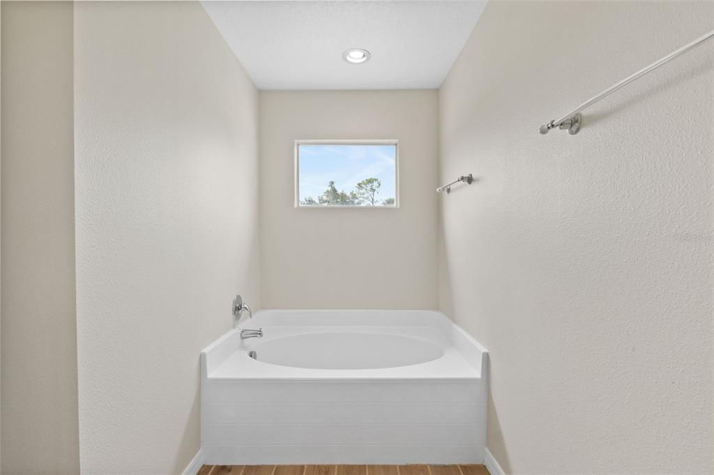 Activo con contrato: $425,000 (4 camas, 2 baños, 2248 Pies cuadrados)