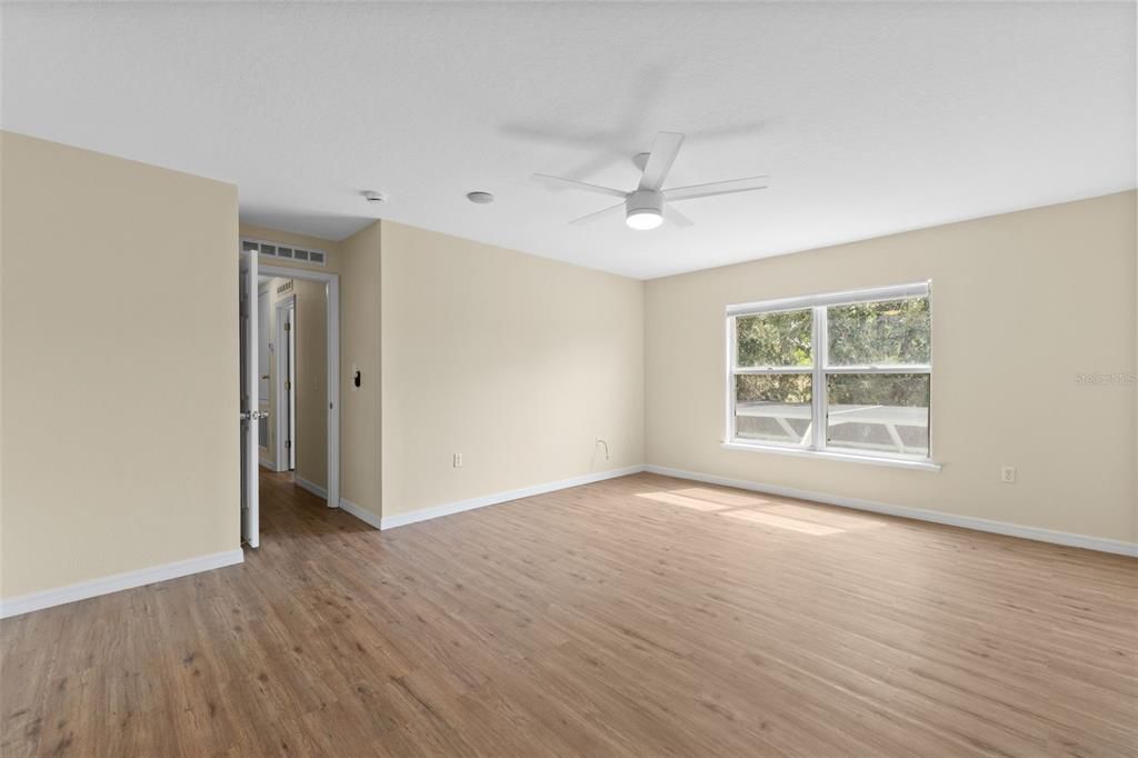 Activo con contrato: $425,000 (4 camas, 2 baños, 2248 Pies cuadrados)