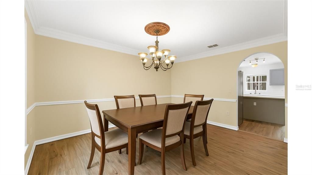 Activo con contrato: $425,000 (4 camas, 2 baños, 2248 Pies cuadrados)