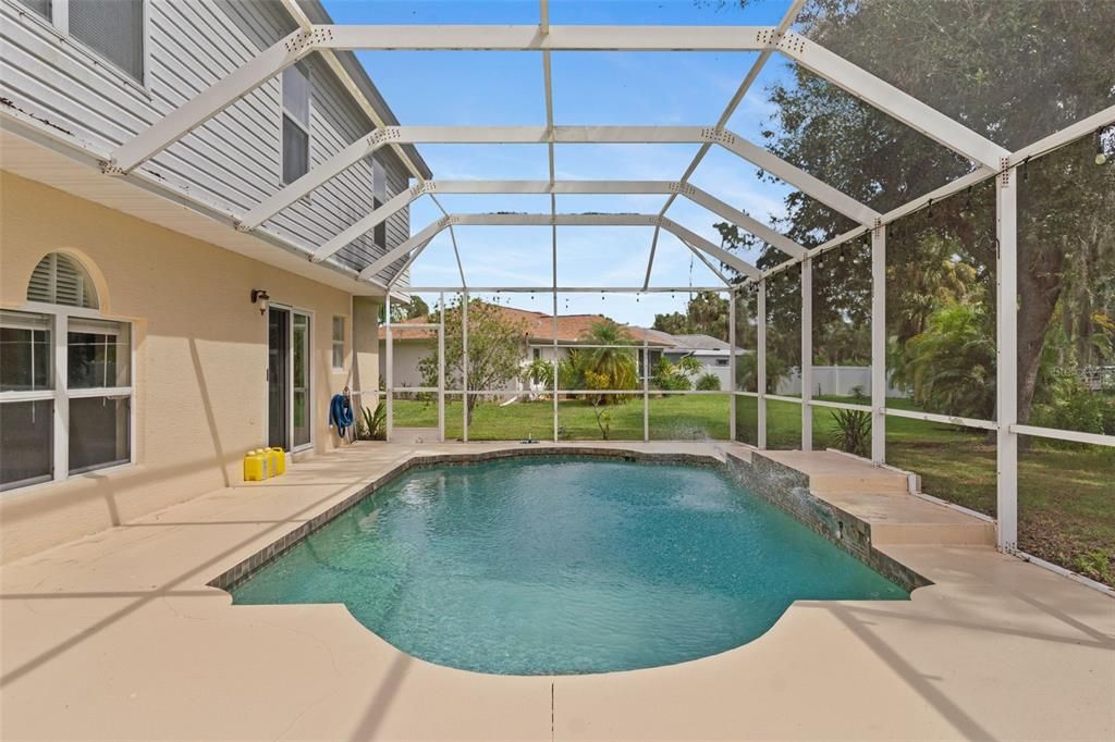 Activo con contrato: $425,000 (4 camas, 2 baños, 2248 Pies cuadrados)