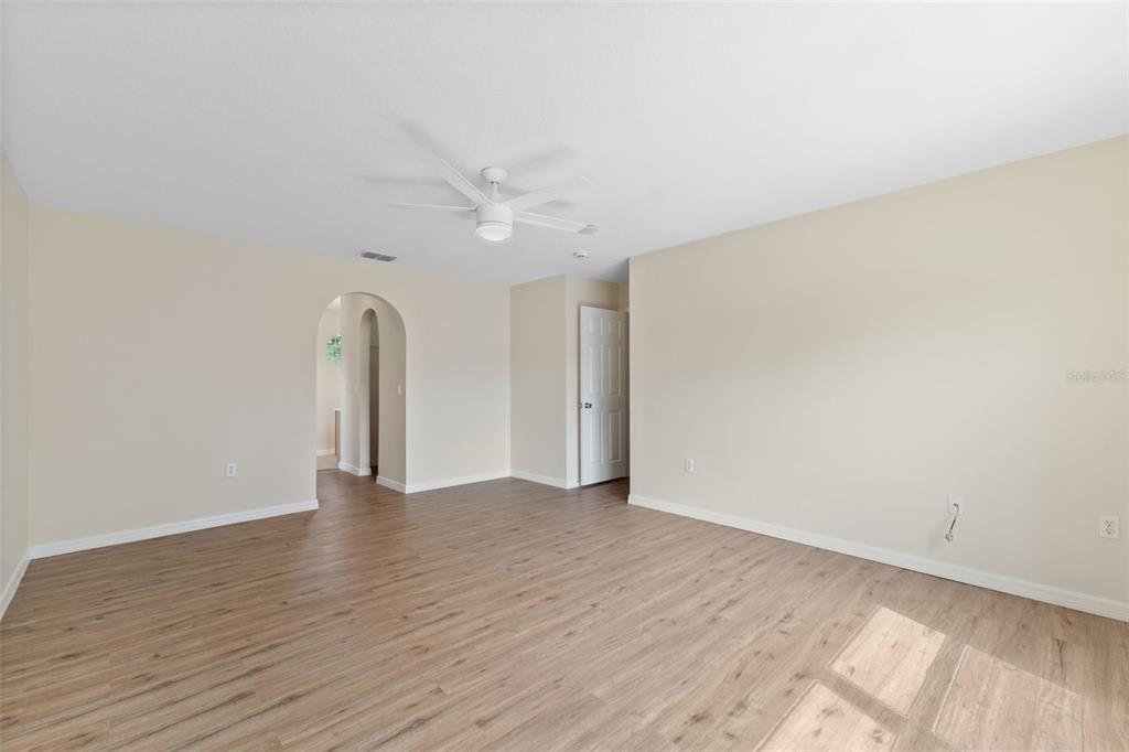 Activo con contrato: $425,000 (4 camas, 2 baños, 2248 Pies cuadrados)