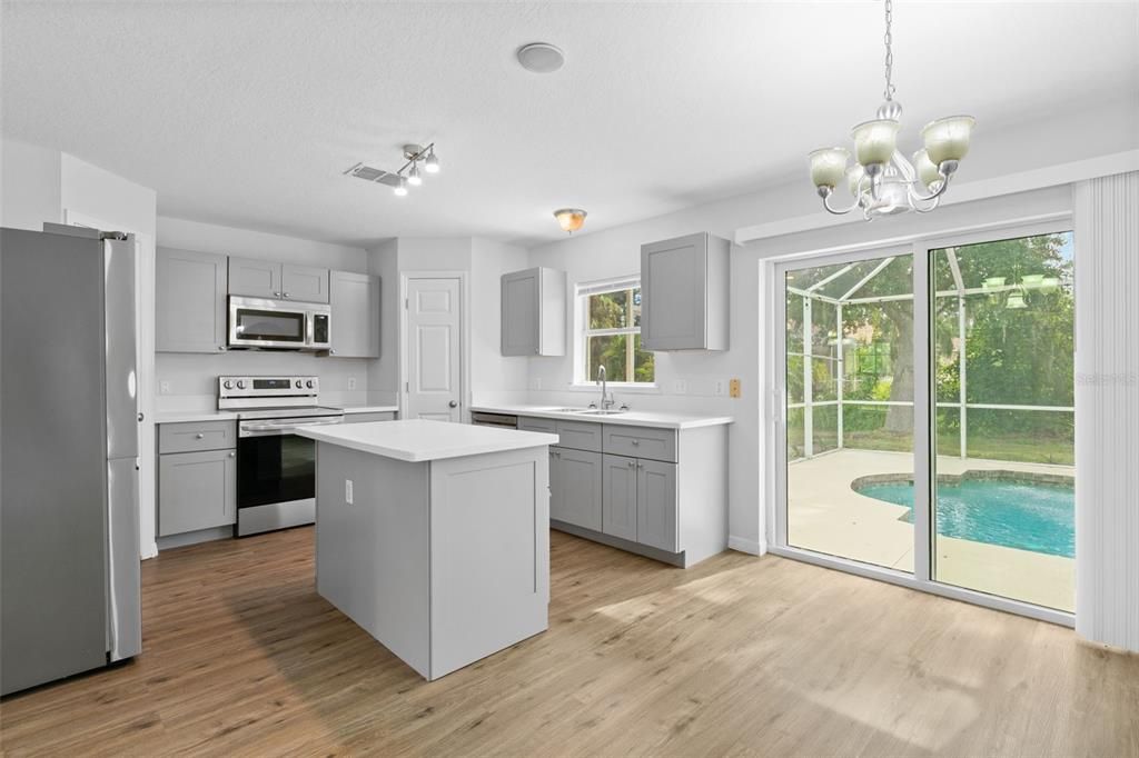 Activo con contrato: $425,000 (4 camas, 2 baños, 2248 Pies cuadrados)