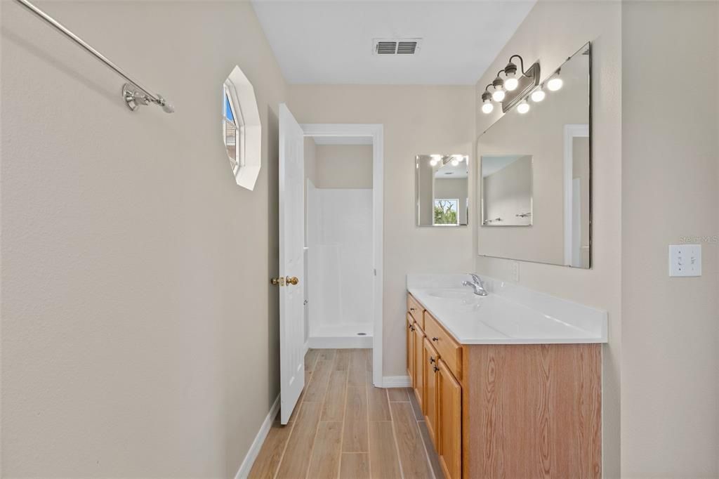 Activo con contrato: $425,000 (4 camas, 2 baños, 2248 Pies cuadrados)