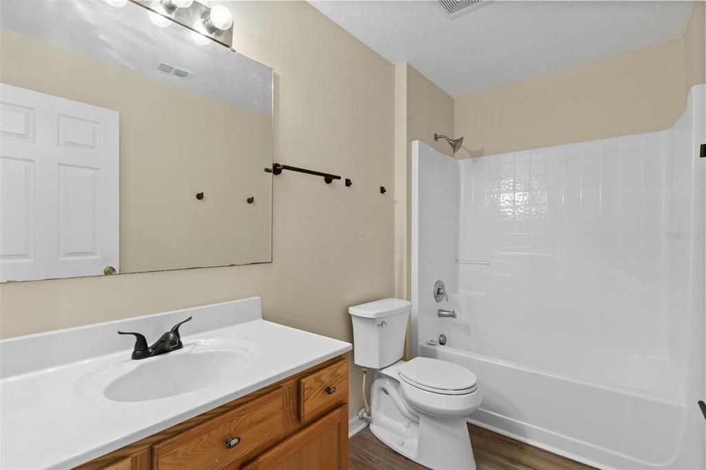 Activo con contrato: $425,000 (4 camas, 2 baños, 2248 Pies cuadrados)