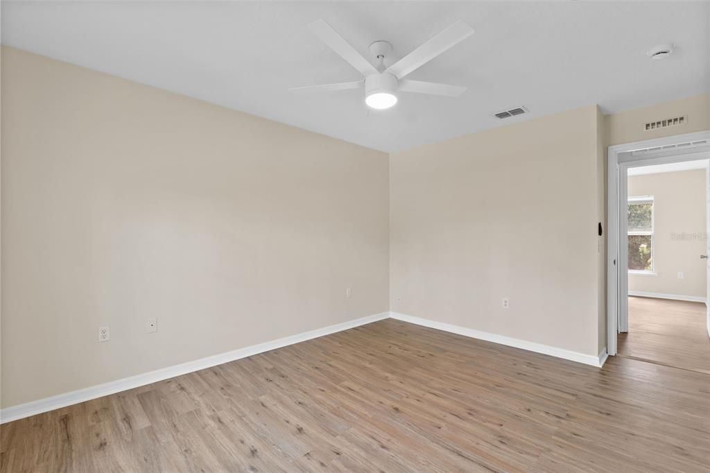 Activo con contrato: $425,000 (4 camas, 2 baños, 2248 Pies cuadrados)