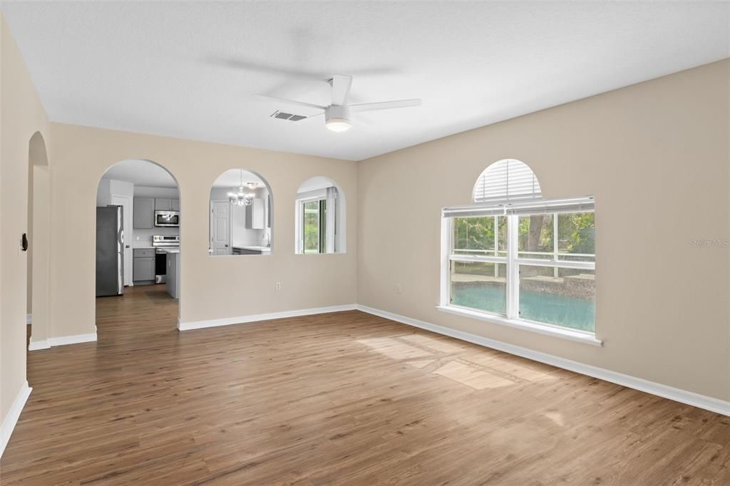 Activo con contrato: $425,000 (4 camas, 2 baños, 2248 Pies cuadrados)