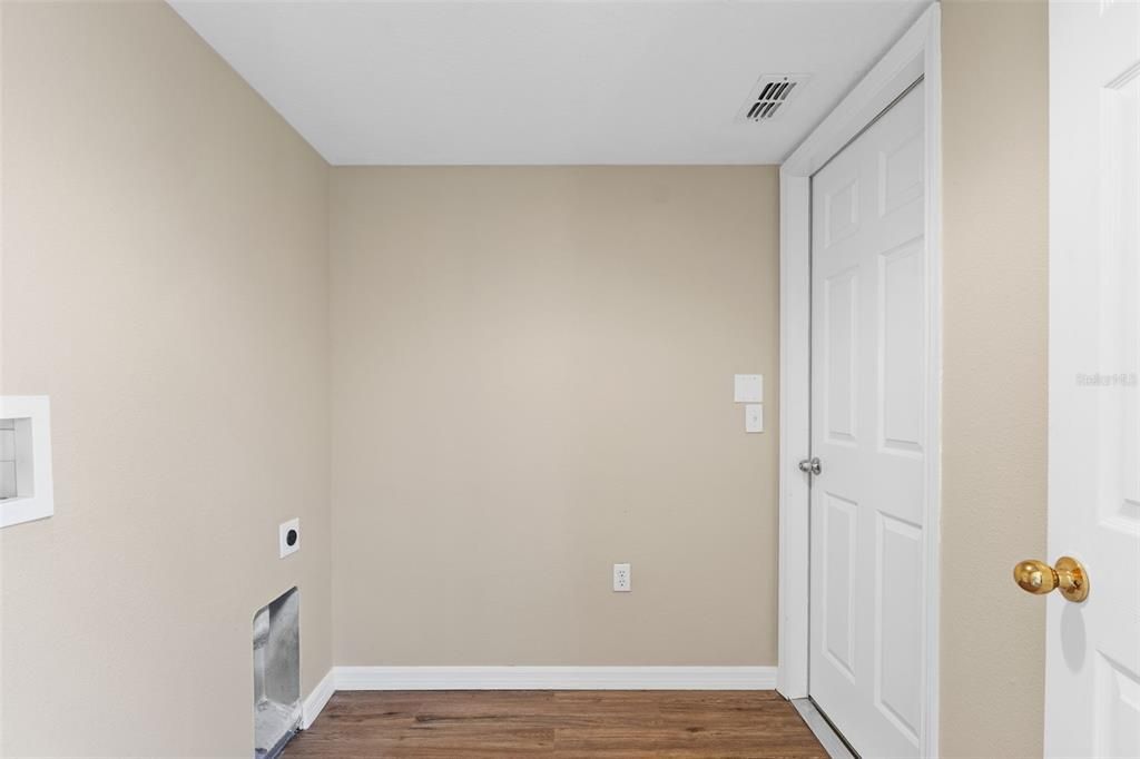 Activo con contrato: $425,000 (4 camas, 2 baños, 2248 Pies cuadrados)